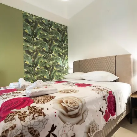 Delmare Kram Vee Apartment *